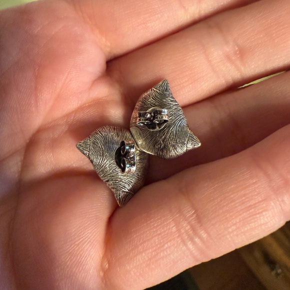 Gucci NEW NIB silver feline cat earrings - Picture 6 of 7